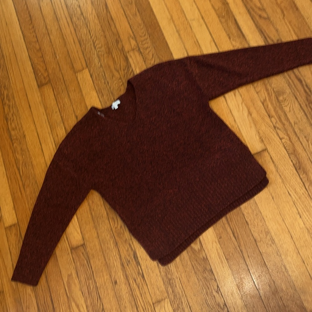 Women’s Large Warm & Cozy Lifestyle sweater in burgundy red maroon v neck